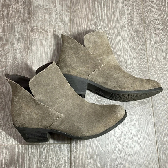 Me Too Zeus Suede Leather Heeled Ankle Boot Bootie Taupe Light Brown 7.5M - Picture 14 of 14